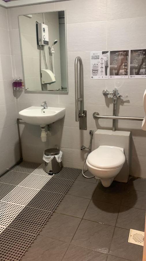 Single Sharing Room And Short Hours Stay At Sandpiper Hotel Singapur Dış mekan fotoğraf